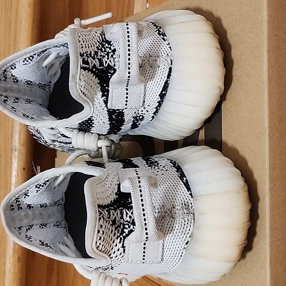 Yeezy - Picture 2 of 4